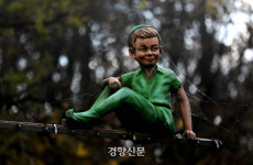 거미줄에 포박당한 피터팬…여기는 ‘동심파괴’ 네버랜드[포토다큐]