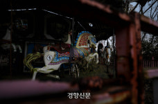 거미줄에 포박당한 피터팬…여기는 ‘동심파괴’ 네버랜드 [포토다큐]