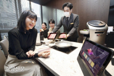KT-썬앳푸드, 모던 샤브 하우스 광화문D타워점서 AI기반 DX 시범 서비스 [경향포토]