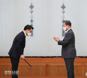 문재인 대통령, 초대 공수처장에 임명장 수여 [경향포토]