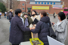 개학 첫날에 해고자가 된 교사 6명…교문 앞 선생님 본 학생 달려와 ‘와락’