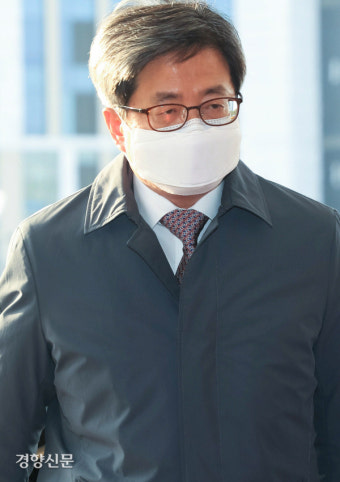 거짓해명 사과한 김명수 대법원장, 굳은 출근길 [경향포토]