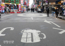 정부, 수도권 거리두기 2단계로 낯춰[경향포토]