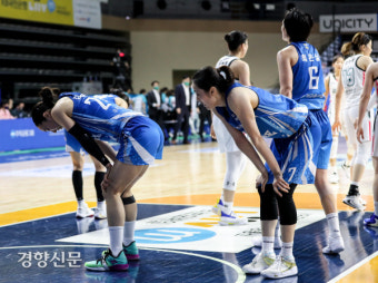 완전히 지친 김소니아와 박혜진 [경향포토]