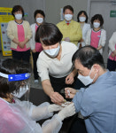 대구 첫 백신 접종 ‘요양병원 운영 60대 의사부부’··· “모두  ‘노아의 방주’에 올라타야”