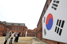 서대문형무소 역사박물관을 찾은 어린이들의 3.1만세운동 [경향포토]