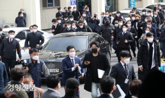 윤석열 검찰총장 차량 뒤따르는 지지자들 [경향포토]
