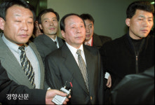 강제로 문 따겠다…38세금징수과, 3일 새벽 최순영 전 신동아그룹 회장 자택수색