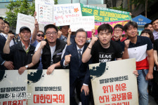 장애인 활동지원사 ‘투표 보조’ 제지한 선관위…사전투표 장애 차별 여전, 투표 당일은 다를까 대표 이미지