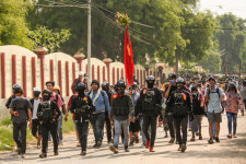 군부에 저항해 무장한 미얀마 마을 “망명 경찰이 이끌어”