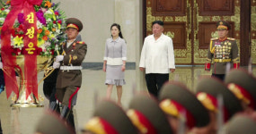 북 김정은, 김일성 생일 맞아 리설주와 금수산태양궁 참배