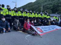 사드 기지 인근서 반대 활동가·주민과 경찰 대치