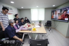 62년만에 다시만난 오누이[경향포토]