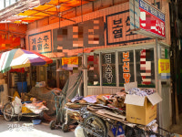 초복 맞은 대구 칠성 개시장 ‘문전성시’... 전국서 모인 동물보호단체 폐쇄하라 시위[현장에서]