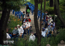 경로당 다시 폐쇄...노인들이 갈 곳은?[경향포토]