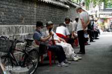 ‘폭염특보’에 코로나 대유행까지…이중고에 시달리는 노인들