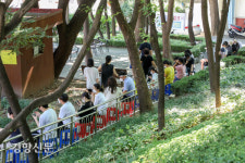 광진구 보건소 선별진료소, 시원한 공원에서 대기하세요.[경향포토]