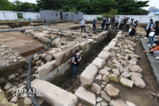 매화틀과 공중화장실···과연 냄새나는 역사일까[이기환의 흔적의 역사]