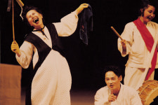 박정자 “난 연극밖에 할 줄 몰라···죽은 뒤 수수꽃다리 아래 의자로 남고 싶어”[박주연의 색다른 인터뷰]