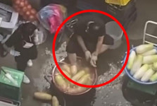 무 닦은 수세미로 발 닦은 족발가게…후폭풍 시달리는 인근 먹자골목