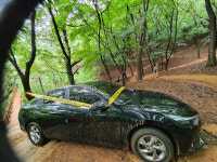 차 진입 못하는 등산로 정상에 웬 괴 승용차가?