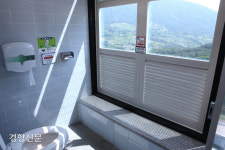 변기에 앉으면 무등산 자락 멋진 풍광 한눈에…여기, 화장실 맞아?