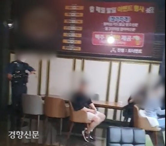 CCTV감시에 불빛 막는 암막커튼···불법영업 홀덤펍 잇단 적발