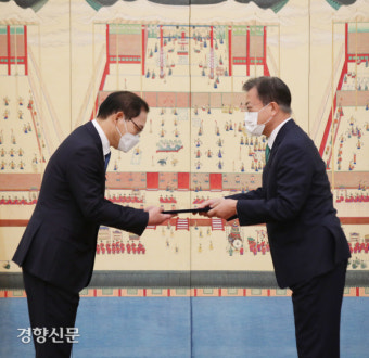 문 대통령, 박종수 북방경제협력위원장에 임명장 수여 [경향포토]
