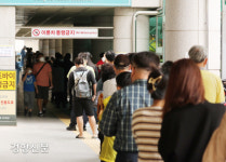 코로나 신규 확진 2383명...일요일 집계 기준 최다[경향포토]