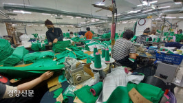오징어 게임에 전 세계가 열광했다, 봉제공장 미싱이 돌아간다