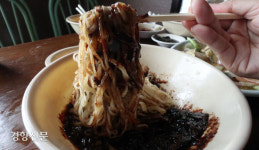 ‘면부심’의 수타면···‘시간이 멈춘 마을’, 그 곳에 노부부의 ‘동생춘’이 있다[오늘도, 배부른 소리]