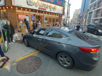 부산서 택시가 중앙분리대 넘어 승용차 3대 충돌...큰 부상 없어
