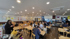 “코로나 이전으로 돌아갔으면”…일상회복 첫날, 비수도권 음식점 북적