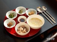 “한식에 빠져 젊을 때 금침 100개···X레이 찍으면 의사도 깜짝”[박주연의 색다른 인터뷰]