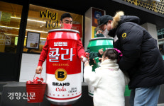 콜라맨 된 CEO[경향포토]