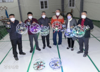 “왜애애앵∼” 농기계 창고서 드론이 날았다···어르신들의 ‘드론 축구’[현장에서]