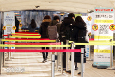 코로나19 신규 확진자 20일 만에 5000명 아래로[경향포토]