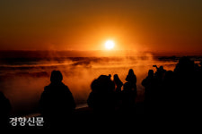 첫 해를 바라보는 사람들[경향포토]