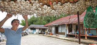 고군산군도 김양식장에서 전주 미나리 농장까지…이주노동자 삶 현장 ‘펭귄장화에 짠물이 밸 때’
