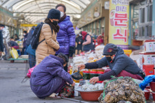 은은한 녹차 인기 못지 않네···장터 명물 ‘메밀 온면’도 납시오[지극히 味적인 시장]