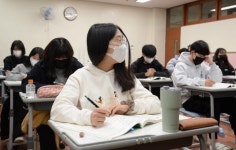 군청이 나서 학습관·대학 등록금 지원하자···“맘 놓고 지역에 남아요”[밭][작은 학교④]