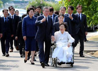 이용수 할머니 “문 대통령 위안부 합의 ‘인정’ 뒤늦게 알아...피해자 중심 해결한다더니 설명 한 번 없어”