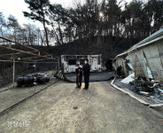 [르포]“변기물까지 퍼다가 불 꺼”···100년 넘게 살아온 삶의 터전 쑥대밭되기도