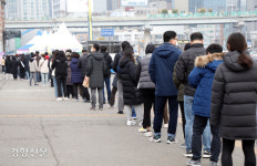 신규 확진 20만9169명, 일주일 전보다 10만명 줄어···사망 329명