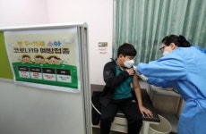 성인용보다 용량 적은 화이자 접종…“독감주사 맞는다 생각, 별로 안 아팠어요”