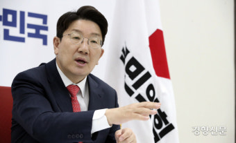 권성동 원내대표, 윤석열 대통령에 대한 2차 체포영장 집행 중단해야 강력 주장, 국민의힘 내 부조리 속 단호한 태도 