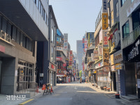“희소식” “아직 불안”···‘거리두기 해제’ 상가는 오랜만에 활기
