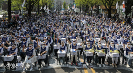 “24시간 지원체계 구축해달라”…발달장애인 가족 500여명 눈물의 삭발식 대표 이미지