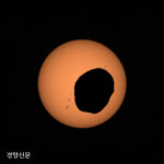 태양 앞에 웬 감자가?…화성의 이상한 일식 포착