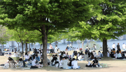 25일부터 경로당 문 열고 영화관 취식·백화점 시식도 가능···남은 방역수칙은